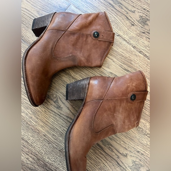 FRYE BROWN LEATHER 2.5” HEEL SHORT BOOTIES size 10B - Picture 2 of 4